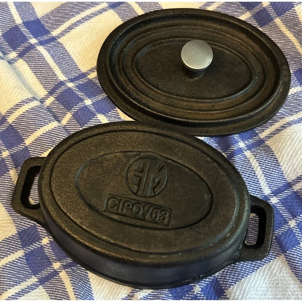 American Metalcraft CIPOV63 11 oz. Pre-Seasoned Mini Cast Iron Dutch Oven w Lid